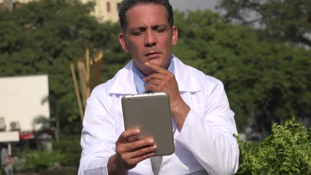 Ernsthafter Männlicher Arzt Oder Laborant — Stockvideo