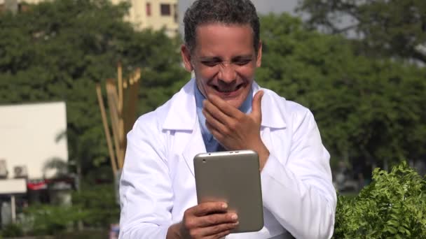 Mutlu Heyecanlı Erkek Doktor Veya Laboratuvar Teknisyeni — Stok video