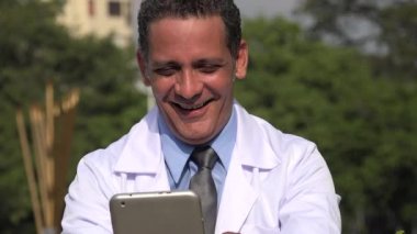 Mutlu erkek doktor veya laboratuvar teknisyeni