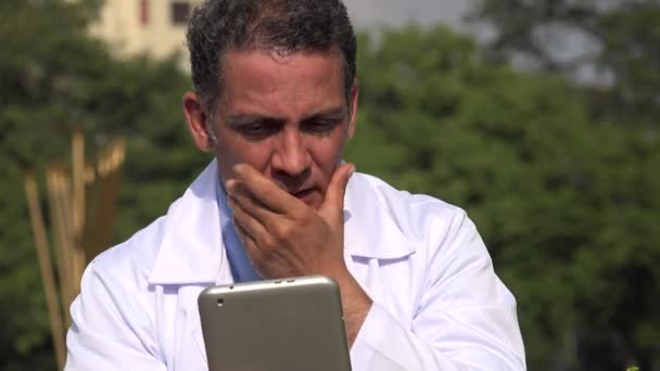 Médico Masculino Confuso Estressado Técnico Laboratório — Vídeo de Stock