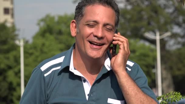 Romantischer Erwachsener Hispanischer Mann Telefoniert — Stockvideo
