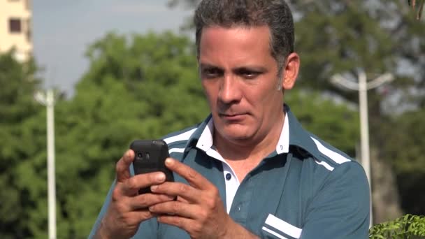 Felnőtt Latin Ember Használ Smartphone — Stock videók
