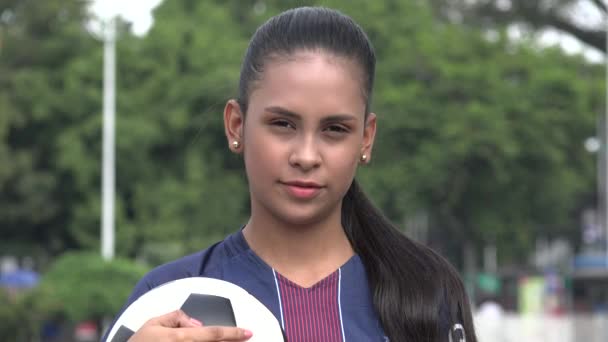 Sério Hispânico Adolescente Menina Atleta Futebol — Vídeo de Stock