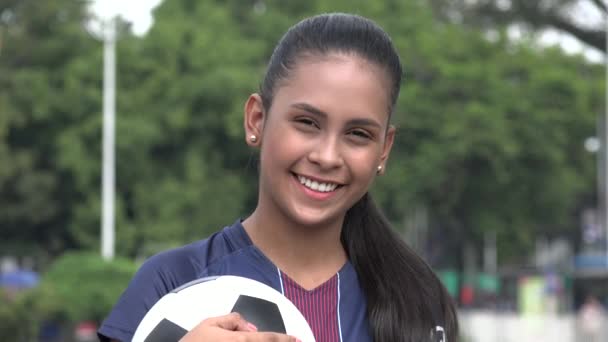 Счастливая Латиноамериканка Футболистка — стоковое видео