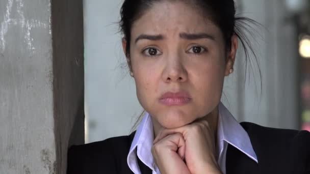 一个担心的拉美裔妇女 — 图库视频影像