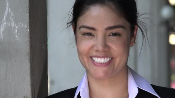 Mujer Hispana Feliz Hablando — Vídeo de stock