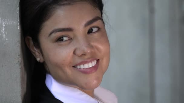 Una Sonriente Mujer Hispana — Vídeos de Stock
