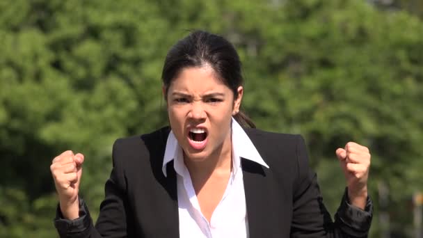 Wütende Hispanische Geschäftsfrau — Stockvideo