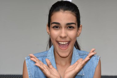 Bir çok memnun sevimli kız