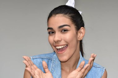 Sevimli bir genç kadın