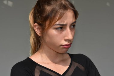 Ciddi bir sevimli kız