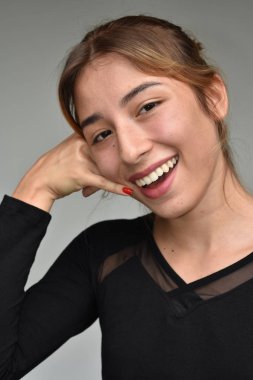 Cep telefonu kullanan farklı kız ve mutlu