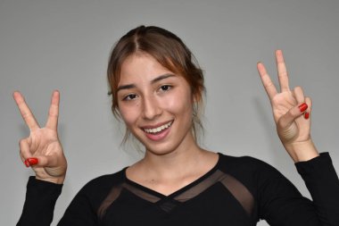 Farklı kız ve barış işareti