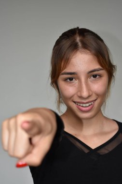 Genç bir dişi işaret