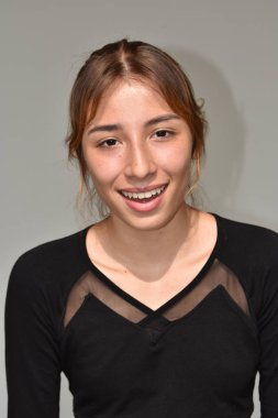 Gülümseyen güzel bir kız