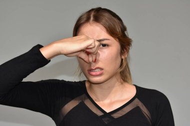 Kokuşmuş Çeşitli Bir Kadın