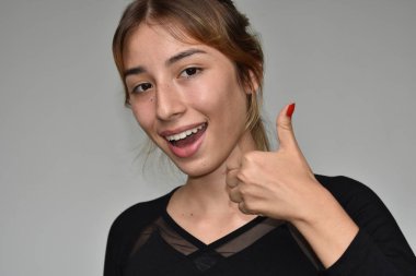 başparmak yukarıya ile kız