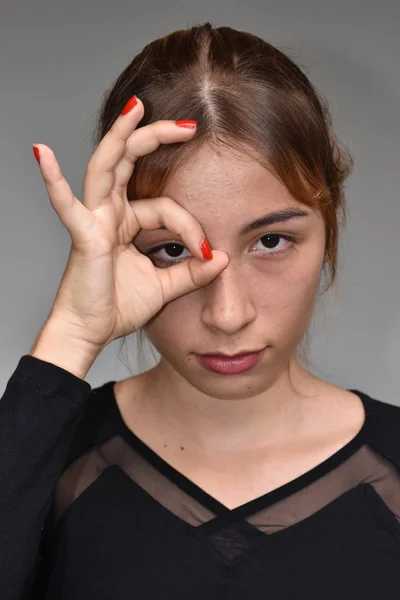 Uma Menina Hispânica Olhando — Fotografia de Stock