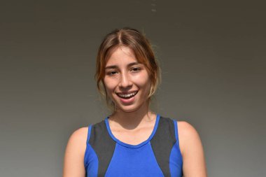 gülümseyen güzel bir kız