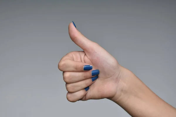 Kvinnlig Tonåring Hand Tummen Upp — Stockfoto