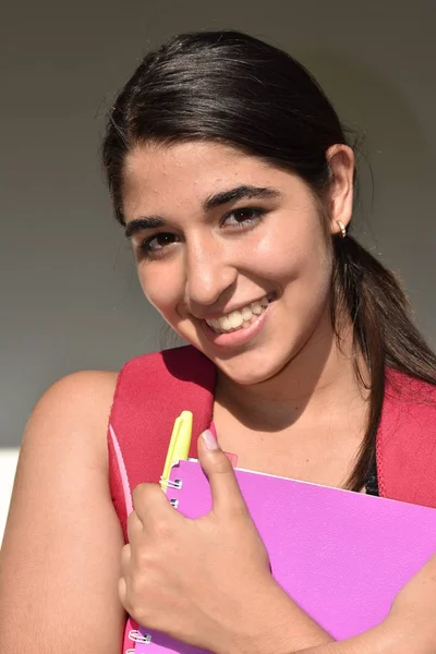 Mladistvý Kolumbijské Studentka Úsměvem — Stock fotografie