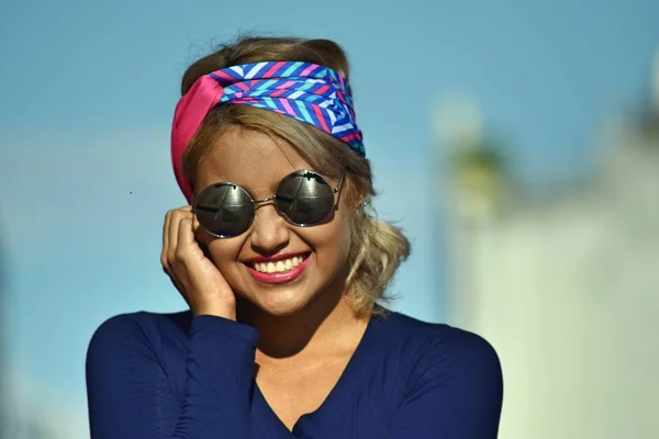 Усміхнені Молоді Різні Жіночі Сонцезахисні Окуляри — стокове фото
