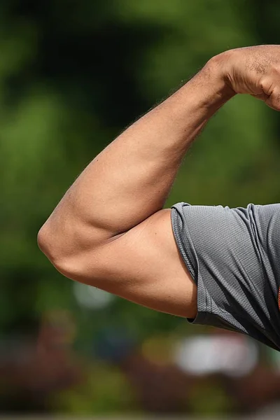 Man Buigen Gespierde Biceps Spieren — Stockfoto