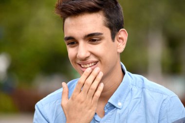 Merak bir genç çocuk