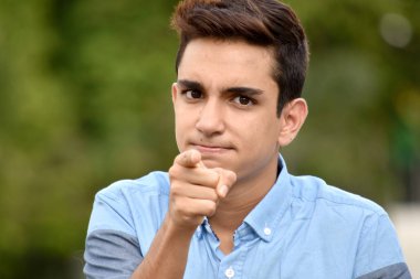 Üzgün Kolombiyalı genç erkek