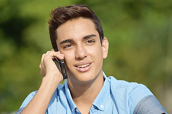 Menino Colombiano Jovem Usando Celular Feliz — Fotografia de Stock