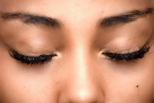 Menina Com Olhos Fechados — Fotografia de Stock