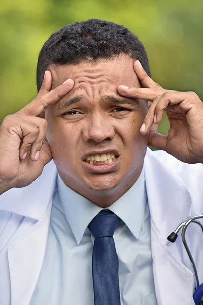 Ein Stressiger Männlicher Arzt — Stockfoto