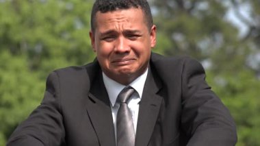 İspanyol erkek iş adamı ağlıyor