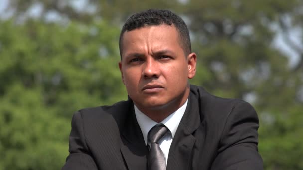 Ernsthafte Hispanische Männliche Geschäftsmann — Stockvideo