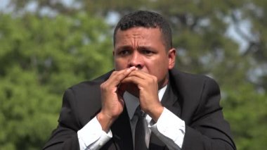 İspanyol erkek iş adamı korkuyor ve korkulu