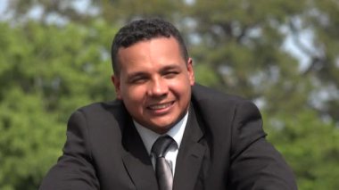 Konuşmak mutlu Hispanik erkek iş adamı