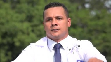 İspanyol erkek doktor stres altında