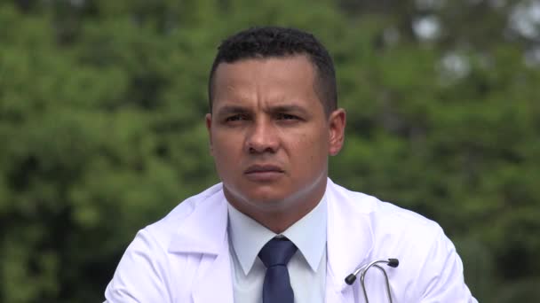 Médico Masculino Hispano Serio — Vídeos de Stock