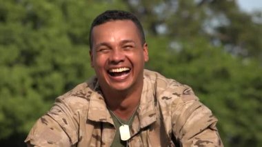 Kamuflaj giyen İspanyol erkek asker gülüyor