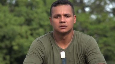 Mutsuz Hispanik erkek asker