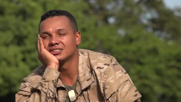 Soldado Hispânico Masculino Sonhando Acordado Vestindo Camuflagem — Vídeo de Stock