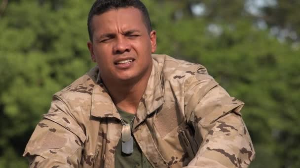 Serius Hispanik Male Soldier Berbicara Memakai Camo — Stok Video