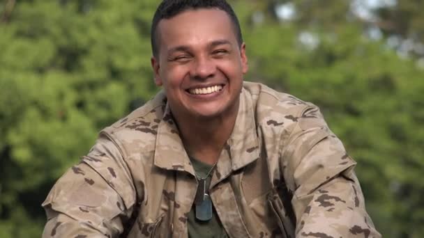 Счастливый Испаноязычное Мужчины Солдат Говорить Нося Camo — стоковое видео