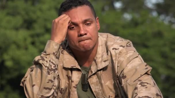 Marah Irate Hispanik Male Soldier Memakai Camo — Stok Video