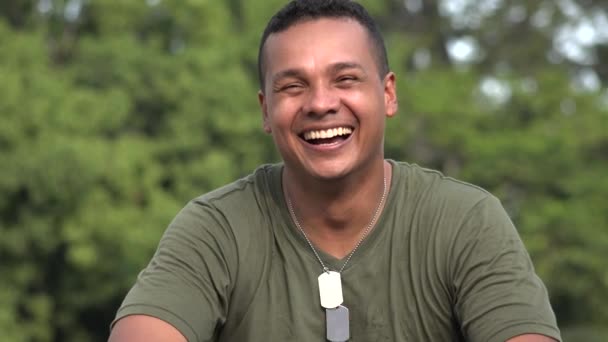 Happy Hispanic Masculin Soldat — Videoclip de stoc