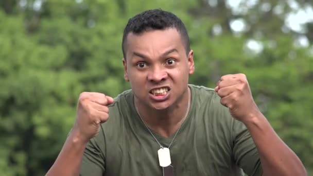 怒っているヒスパニック系の男性兵士と怒り — ストック動画