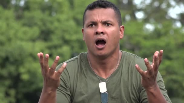 Soldado Masculino Hispânico Confuso — Vídeo de Stock