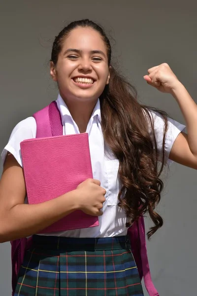Okul üniforması giyen başarılı Katolik Kolombiyalı kişi