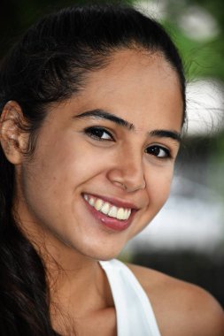 Gülümseyen Şirin Bir Kadın