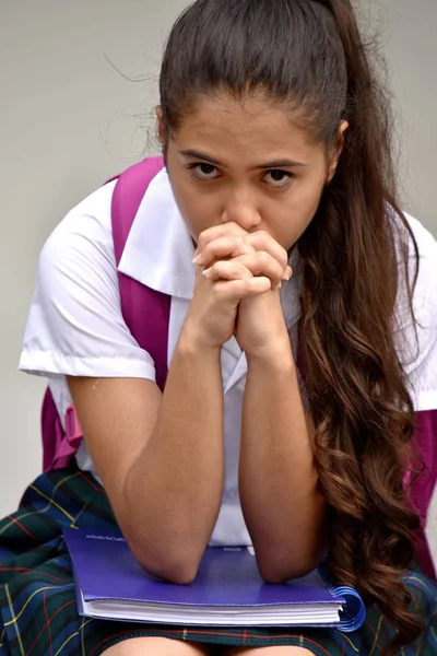 Μαθητή Σχολείο Έφηβος Κορίτσι Προσεύχεται Φορώντας Στολή Του Σχολείου — Φωτογραφία Αρχείου